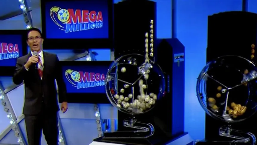 Cenário de sorteio da Mega Millions com bolas dentro de um globo
