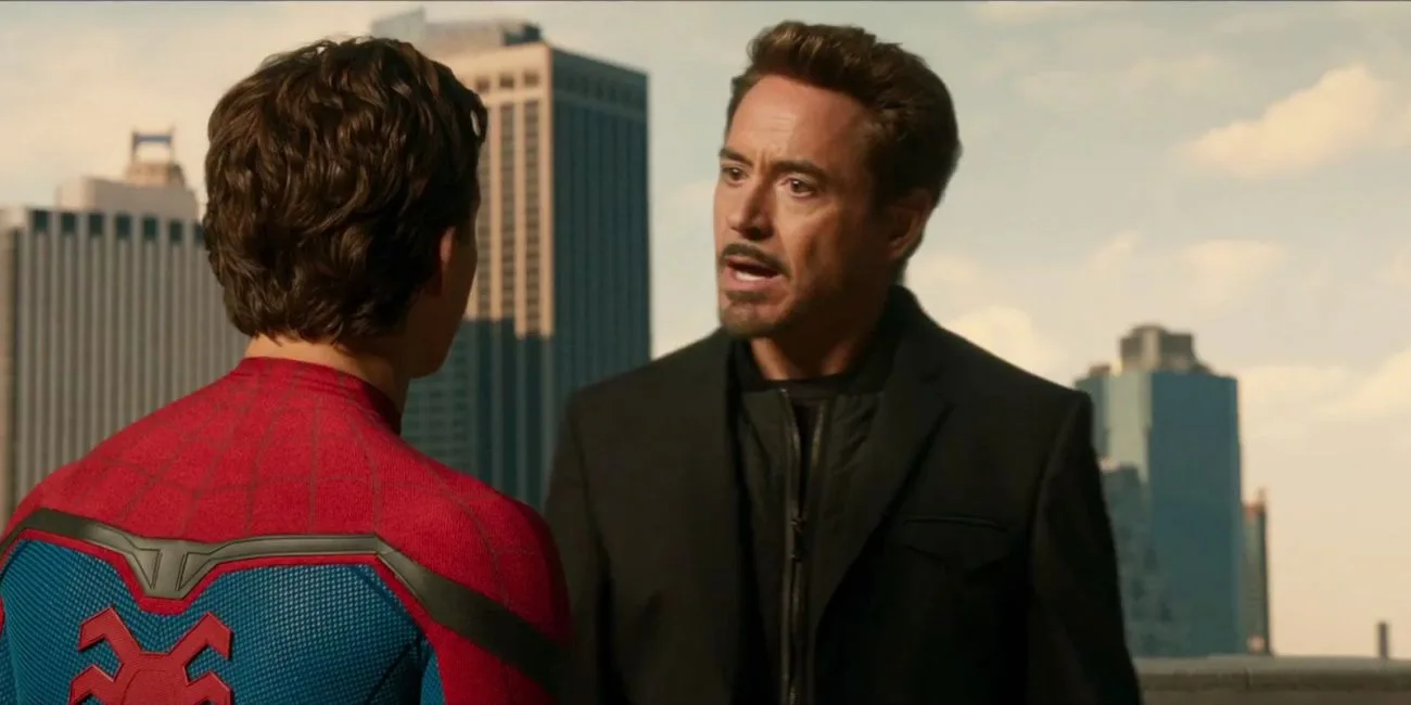Homem-Aranha tomando bronca de Tony Stark
