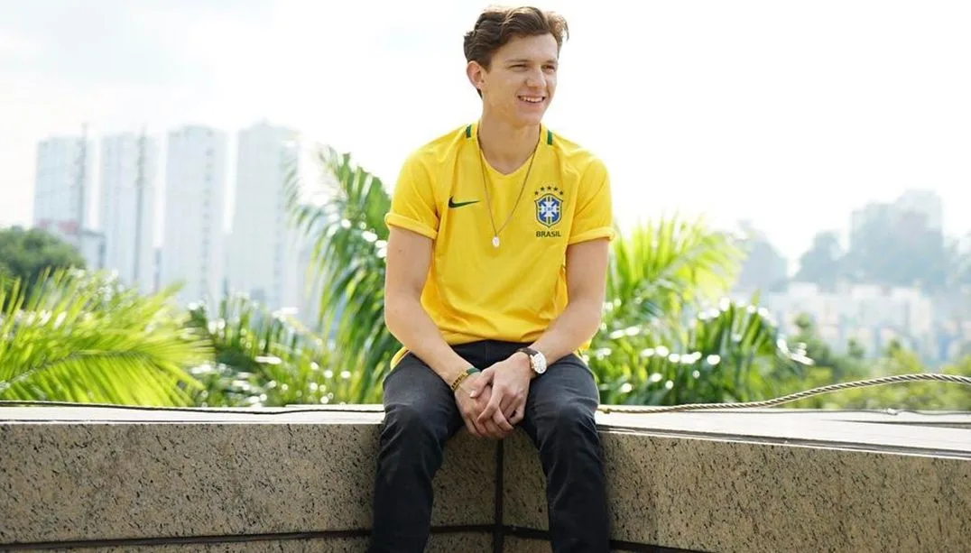 tom holland com a camisa da seleção brasileira de futebol
