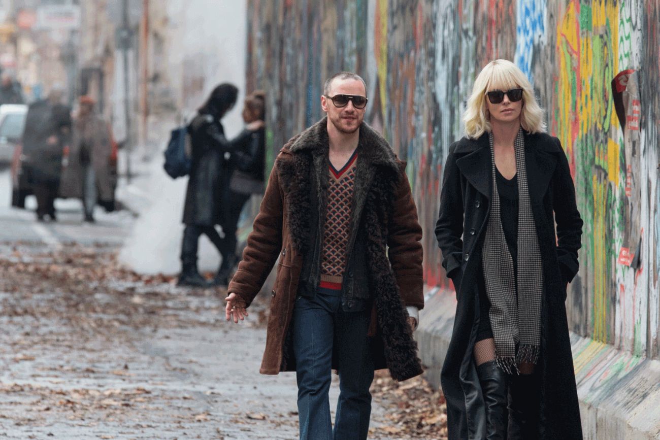 Cena de Atômica onde Charlize Theron e James McAvoy conversam