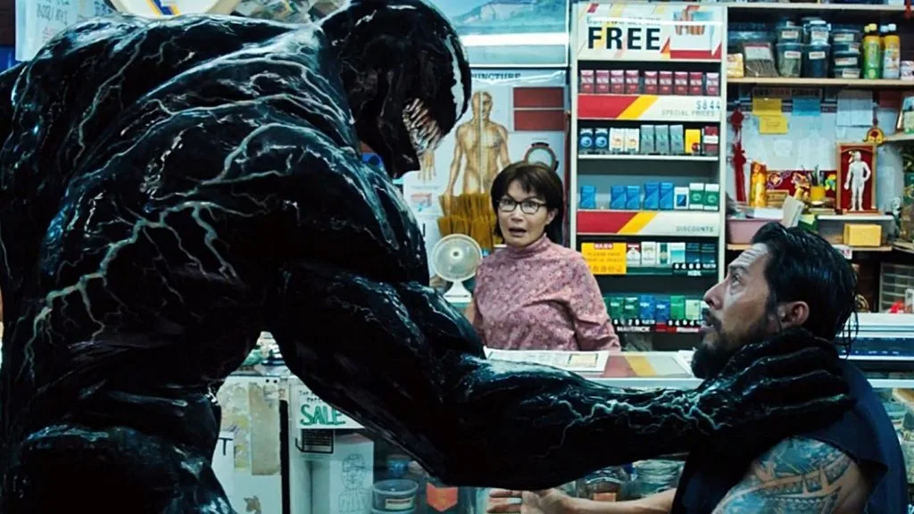 Venom e um bandido no mercado em cena do filme