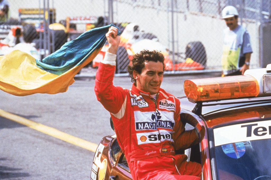 Ayrton Senna, no Safety Car, comemorando a vitória no GP Brasil de F1.