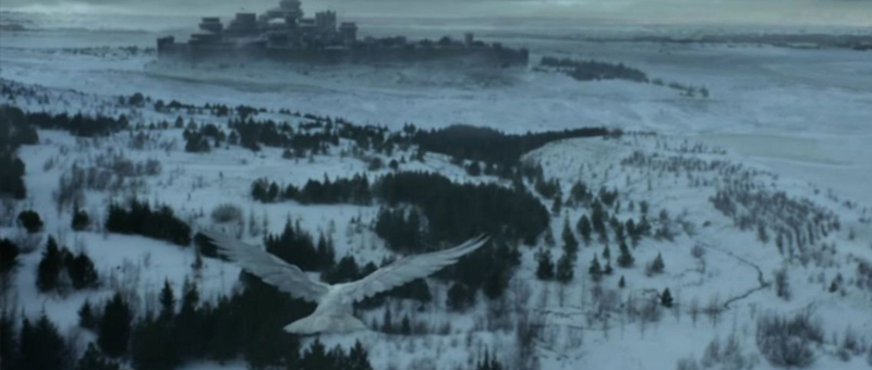 Um corvo branco voando para Winterfell