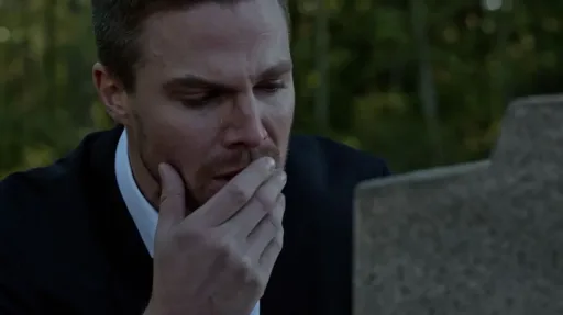 Stephen Amell em Arrow. Suits LA