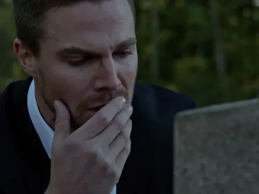 Stephen Amell em Arrow. Suits LA