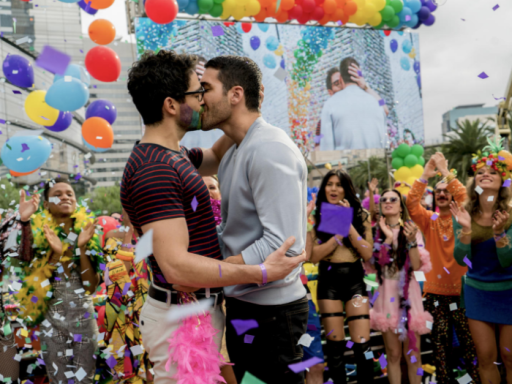cena de sense8 da netflix na parada gay em são paulo brazil