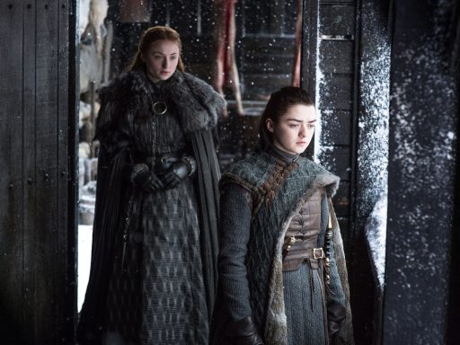 Game of thrones post cosmonerd Sansa Stark (Sophie Turner) e Arya Stark (Maisie Williams) – Credito Helen Sloan_HBO