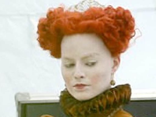 Margot Robbie irreconhecível na maquiagem de Mary Queen of Scots