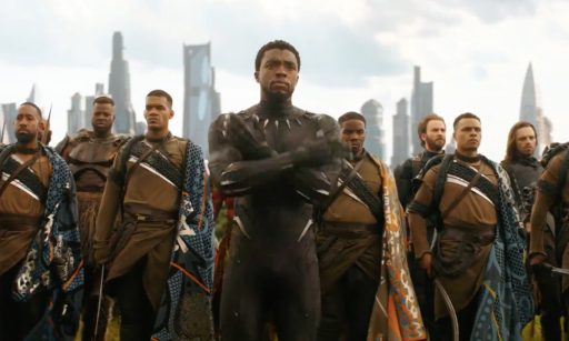 Pantera Negra com braços cruzados e seu exército atrás