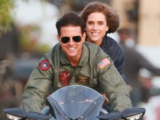 Jennifer Connelly e Tom Cruise de moto em cena de Top Gun