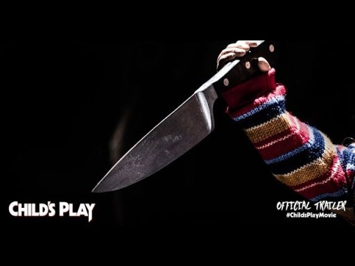 capa do trailer do novo brinquedo assassino com chucky segurando uma faca