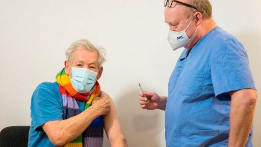 Ian McKellen recebendo vacina
