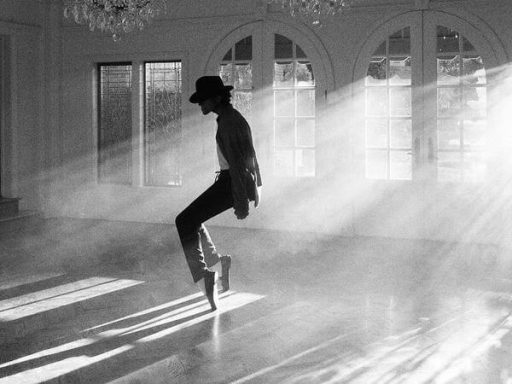 Jafaar Jackson divulga imagem sua na pose icônica de Michael Jackson