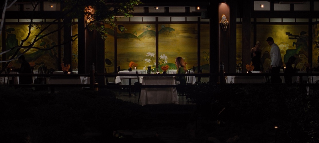 Cena emblemática, quando Susan (Amy Adams) é deixada esperando no restaurante em Nocturnal Animals