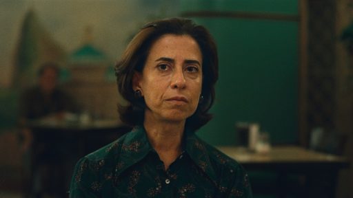 Fernanda Torres em cena de Ainda Estou Aqui, filme de Walter Salles que adapta obra de Marcelo Rubens Paiva