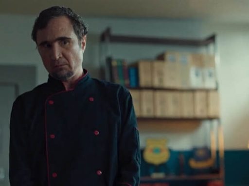 A Paris Filmes revelou uma cena inédita de “Estômago 2 - O Poderoso Chef”, mostrando como está Raimundo Nonato, o Alecrim vivido por João Miguel.