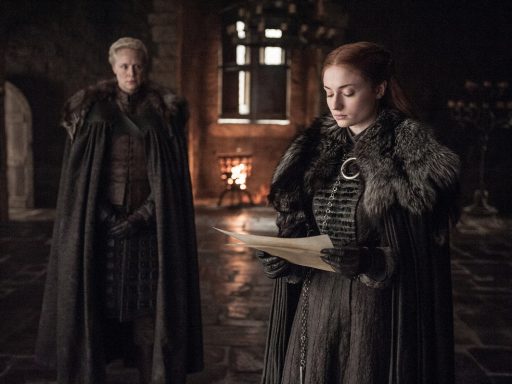 Game of thrones post cosmonerd Brienne (Gwendoline Christie) e Sansa Stark (Sophie Turner) – Credito Helen Sloan_HBO