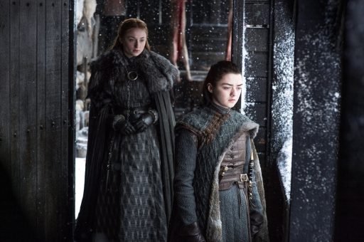 Game of thrones post cosmonerd Sansa Stark (Sophie Turner) e Arya Stark (Maisie Williams) – Credito Helen Sloan_HBO