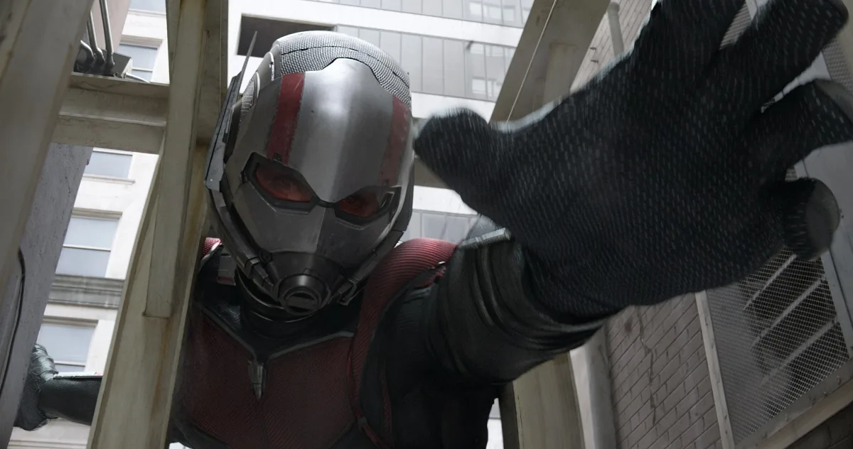 Scott Lang como gigante no filme