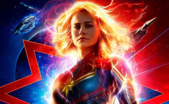 Brie Larson como Capitã Marvel em poster do filme