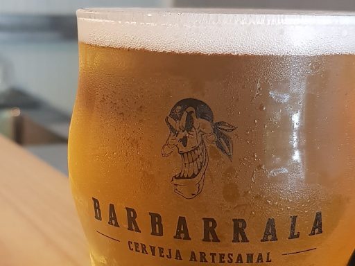 copo com american wheat na cervejaria barbarrala