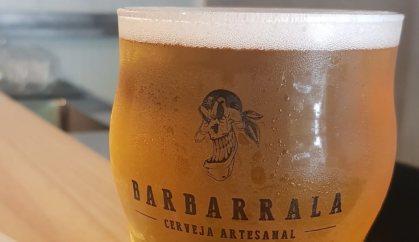 copo com american wheat na cervejaria barbarrala