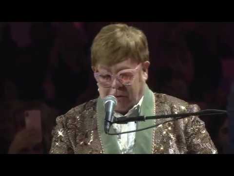 Ator e astro fazem performance em Rocketman