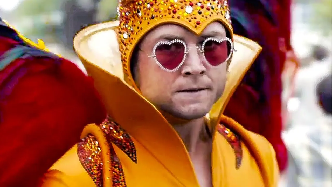 Taron Egerton em cena de Rocketman