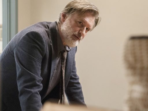 cena da primeira temporada de The Sinner com Bill Pullman