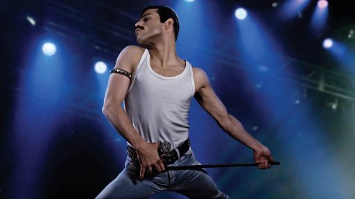 remi malek (freddie mercury) em performance de Bohemian Rhapsody