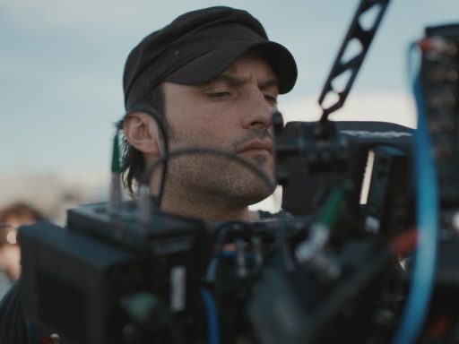 robert rodriguez, diretor de alita e red 11, operando câmera