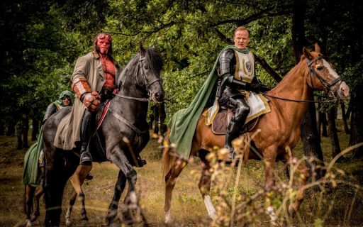 hellboy cavalgando em cena do filme