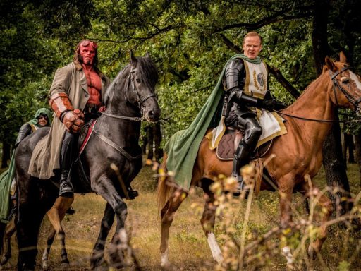 hellboy cavalgando em cena do filme