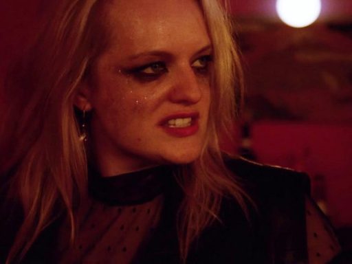 Elizabeth Moss em cena de Her Smell