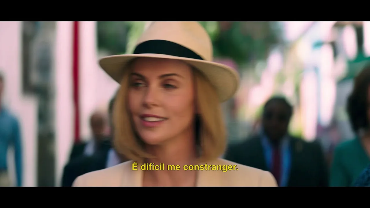 charlize theron em cena de casal improvável