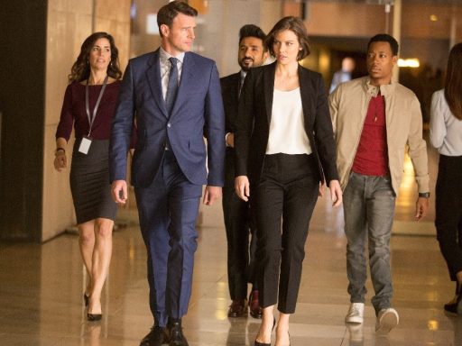 Scott Foley e Lauren Cohan andando em cena de whiskey cavalier da warner. No Brasil, a série é intitulada Jogo de Espiões