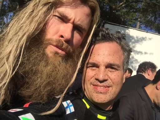 chris-hemsworth-e-mark-ruffalo-nos-bastidores-de-vingadores-ultimato