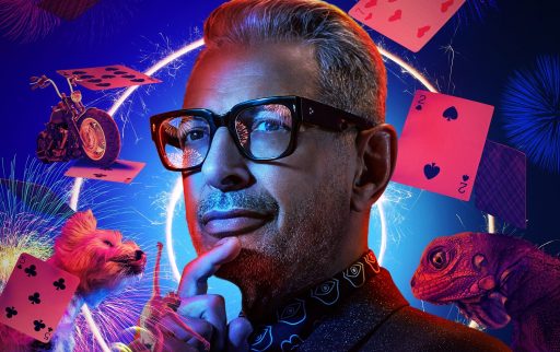 · Mágica: Jeff aprende truques impressionantes com os ícones de Las Vegas Penn e Teller e tem sua percepção da realidade destruída pela estrela viral Zach King. Mas a mágica não é só sobre os grandes nomes e grandes ilusões – para alguns, a mágica pode ser uma celebração da natureza, uma conexão com nossa herança cultural e é um meio de explorar nosso ser mais profundo. · Fogos de Artifício: agora uma indústria bilionária, Jeff descobre que o ramo dos fogos de artifício está crescendo. De uma deslumbrante apresentação de drone a uma espetacular observação das estrelas, Jeff descobre como o sentimento de admiração nos afeta e as estranhas e maravilhosas maneias que o buscamos. · Monstros: Jeff descobre a assustadora verdade por trás do porquê adoramos tomar sustos e conhece o mestre criador de monstros Phil Tippet em seu lendário estúdio, antes de embarcar em uma caça ao monstro Pé-Grande em meio as sequoias-vermelhas da Califórnia. · Cães: De uma aventura com uma matilha de huskies e uma família de mushers urbanos (cães que puxam bicicletas e trenós) até o estranho e maravilhoso mundo dos cães do Instagram, passando por um grupo de cães de serviço, Jeff conhece todos os tipos de cães trabalhadores imagináveis e explica por que os cães significam tanto para nós. · Dança: Jeff faz um Grande jeté em direção ao mundo da dança. Desde girar em cima dos patins em uma roller disco até se divertir em uma batalha de dança, Jeff descobre o motivo pelo qual não resistimos a nos mexer e sacudir o esqueleto quando ouvimos uma bela melodia. Os cinco episódios restantes da segunda temporada estarão disponíveis no Disney+ no início do próximo ano. A primeira temporada de “O Mundo Segundo Jeff Goldblum” também está disponível na plataforma e abrange tópicos como tênis, jeans, sorvete, cosméticos, piscinas, bicicletas, trailers, jogos, joias, churrasco e café.