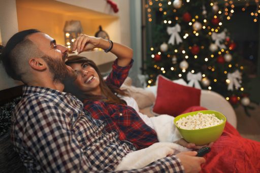 Casal comento Pipoca e Assistindo Filme