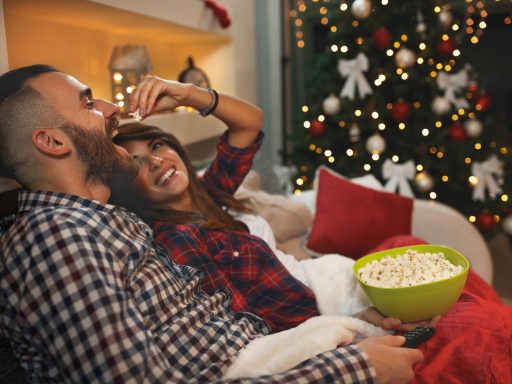 Casal comento Pipoca e Assistindo Filme