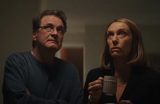 a escada Colin Firth e Toni Collette minissérie hbo max