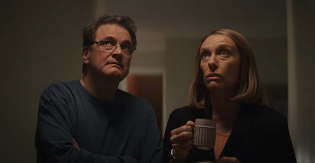 a escada Colin Firth e Toni Collette minissérie hbo max