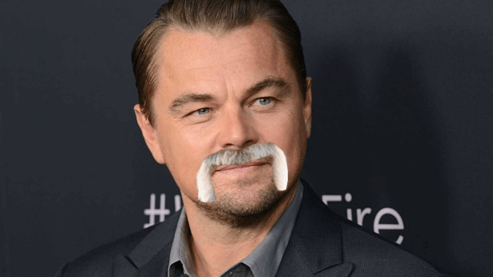 Leonardo DiCaprio surge com bigode Hulk Hogan em fotos do set do novo filme de Paul Thomas Anderson