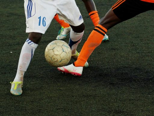 Pessoas jogando futebol
