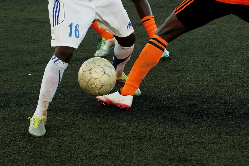 Pessoas jogando futebol