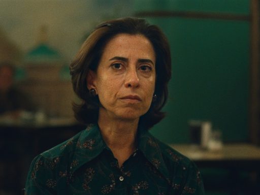 Fernanda Torres em cena de Ainda Estou Aqui, filme de Walter Salles que adapta obra de Marcelo Rubens Paiva