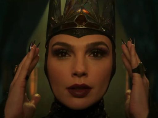 Gal Gadot como Rainha Má em Branca de Neve