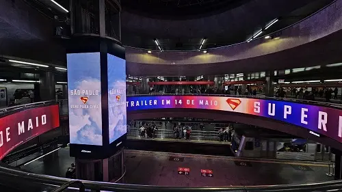 Superman ganha novo trailer e invade metrô de São Paulo