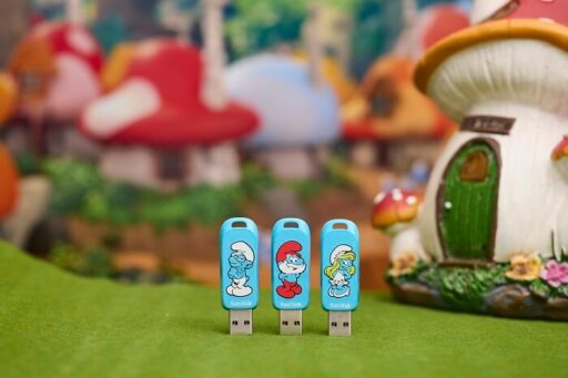 Sandisk lança pendrives temáticos dos Smurfs com game pré-instalado