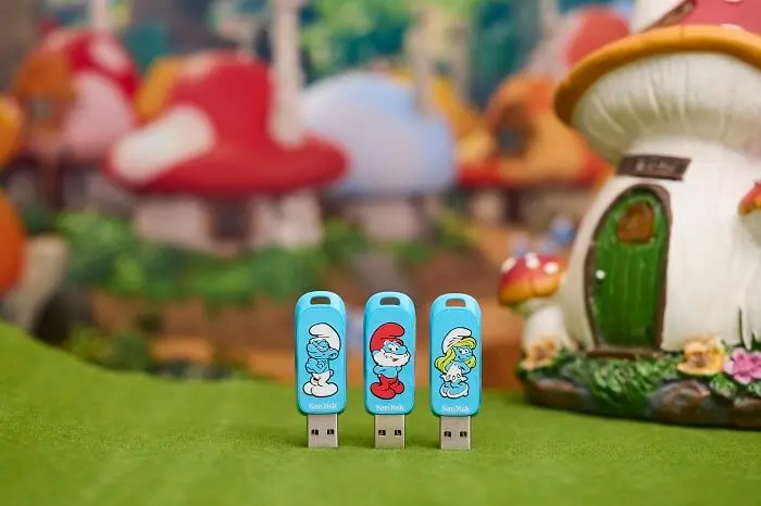 Sandisk lança pendrives temáticos dos Smurfs com game pré-instalado